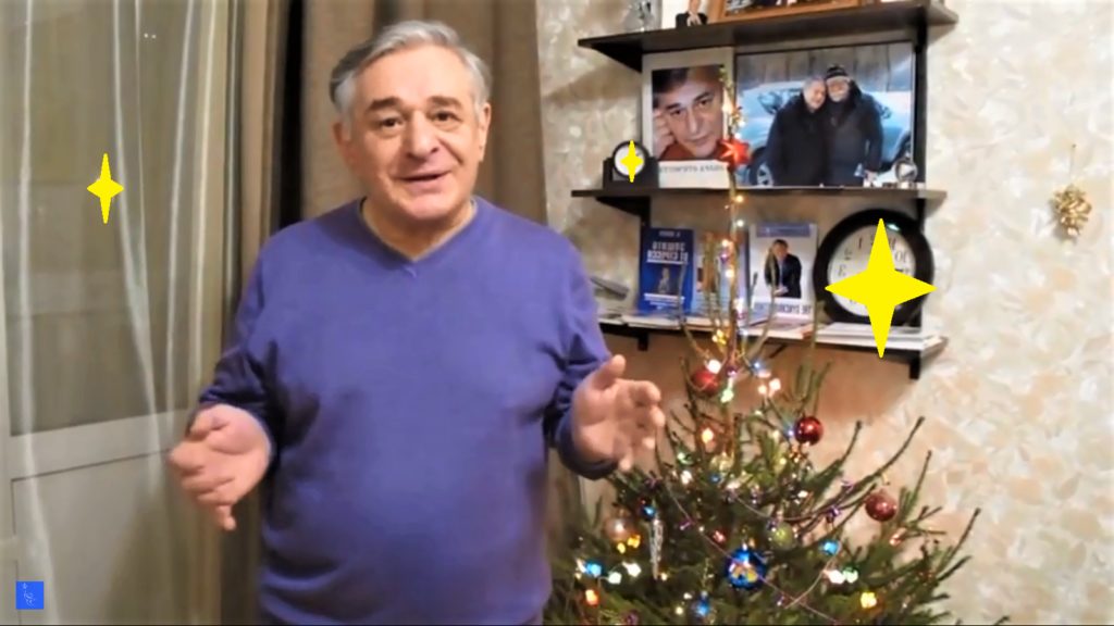 Хасай Алиев у новогодней ёлки